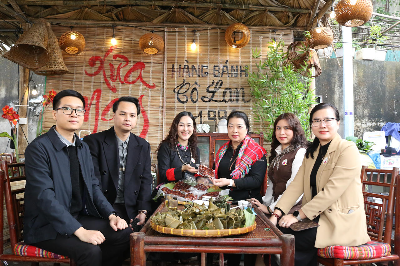 Không gian "Chợ Cốc Lếu xưa được bố trí với với 12 gian chợ cổ với ẩm thực Tây Bắc - Trung Hoa, nghề truyền thống, hình ảnh mậu dịch thời bao cấp; 20-25 gian hàng thương mại của hợp tác xã, doanh nghiệp và hộ dân.