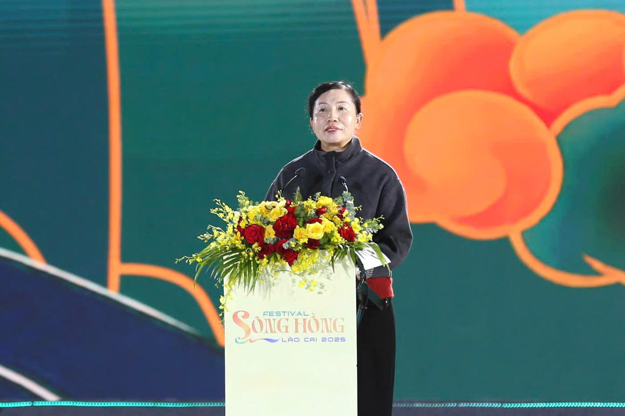 Bà La Bình – Châu trưởng Chính quyền Nhân dân châu Hồng Hà, tỉnh Vân Nam (Trung Quốc) phát biểu tại buổi lễ.