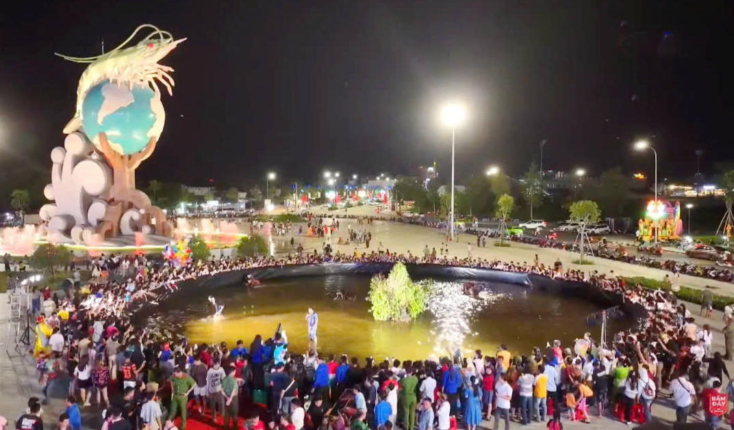 Hàng trăm lượt du khách và người dân đến xem thi cua, tạo nên bầu không khí rộn ràng, náo nhiệt.