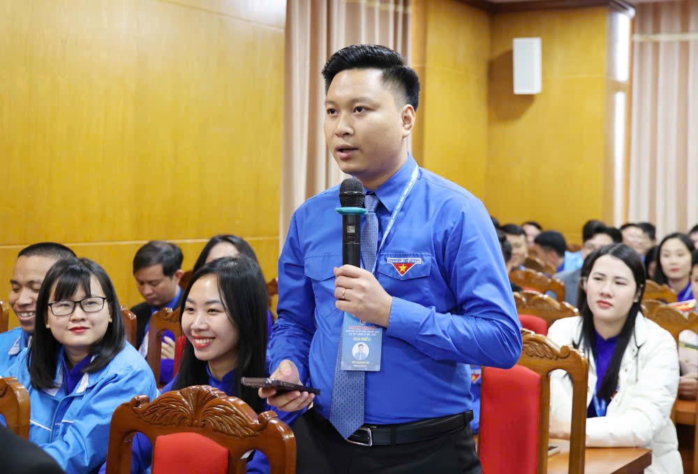 Anh Đỗ Hoàng An, Bí thư Đoàn xã Tiên Du tham luận tại diễn đàn.