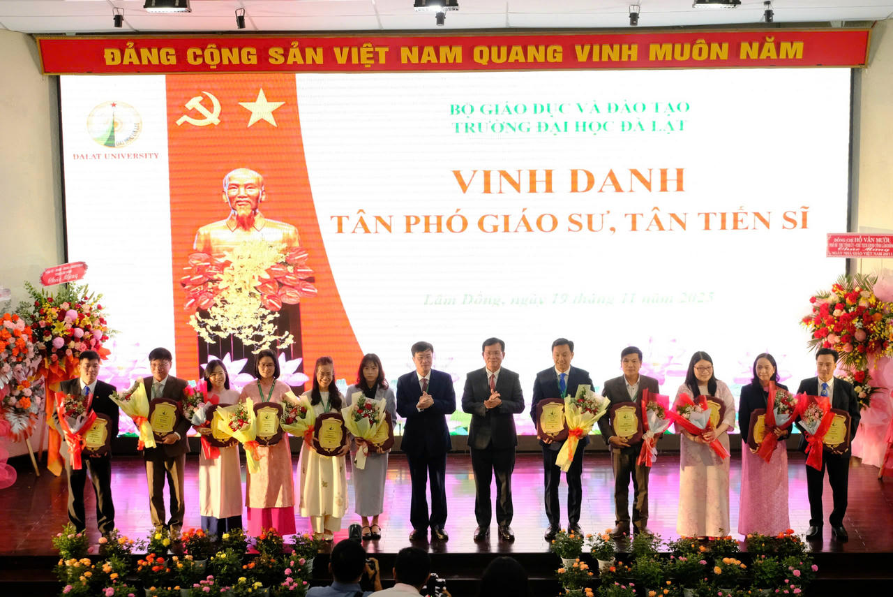 Trường Đại học Đà Lạt vinh danh tân Phó Giáo sư, tân Tiến sĩ.