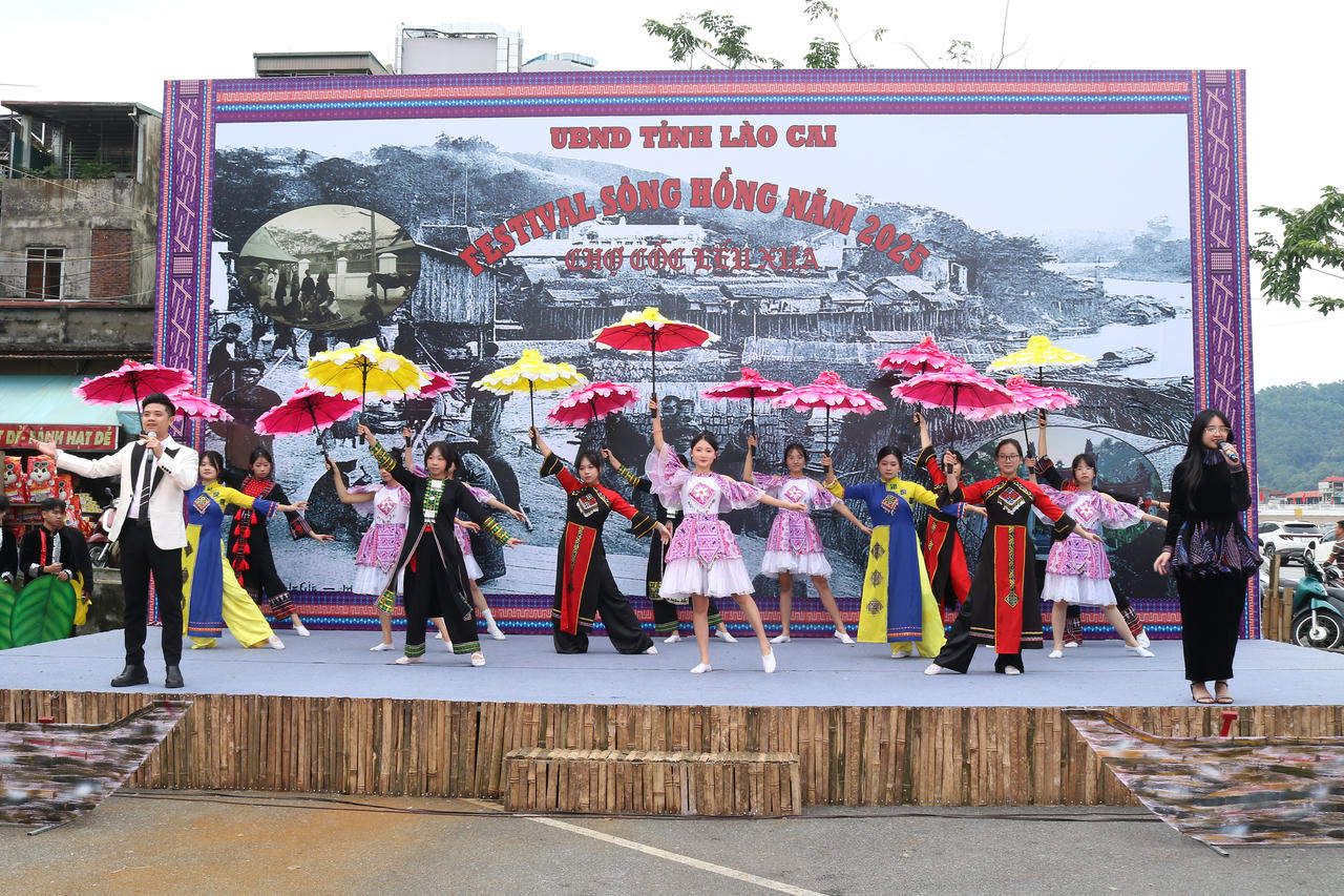 Các tiết mục văn nghệ chào mừng.