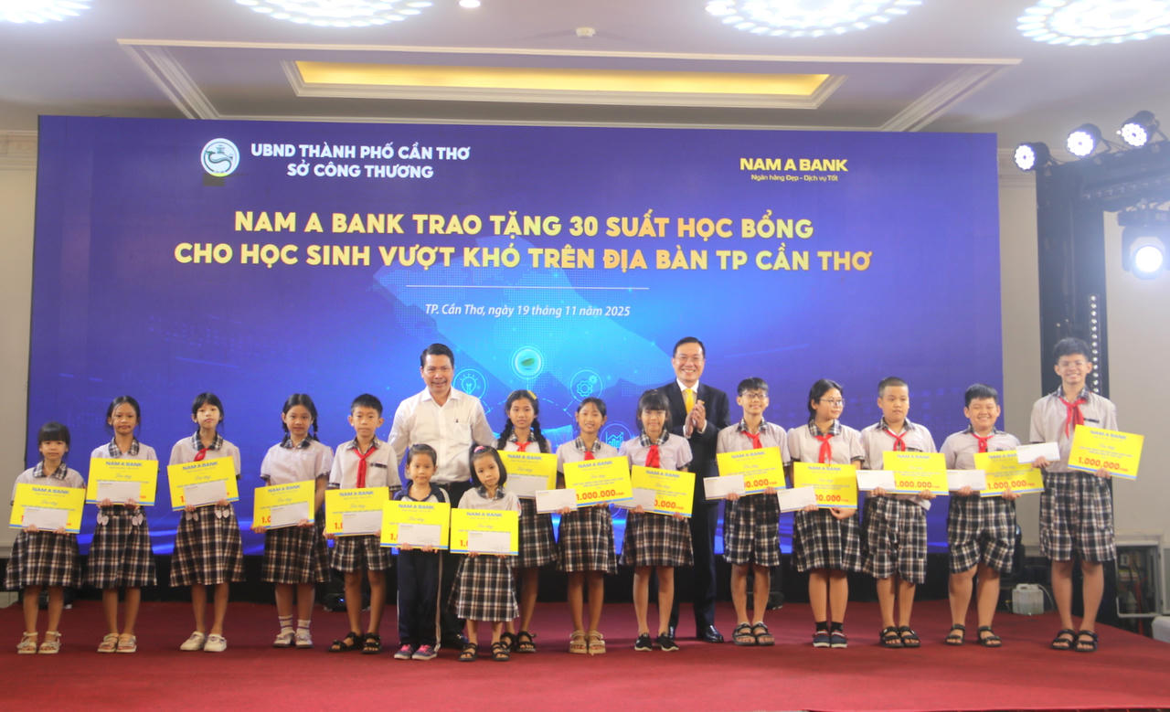 Trao học bổng cho học sinh vượt khó trên địa bàn TP Cần Thơ.
