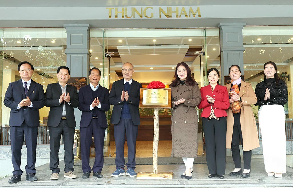 Gắn biển đồng "Du lịch xanh VITA GREEN" cho Khu du lịch sinh thái Thung Nham. (Ảnh: Minh Đường)