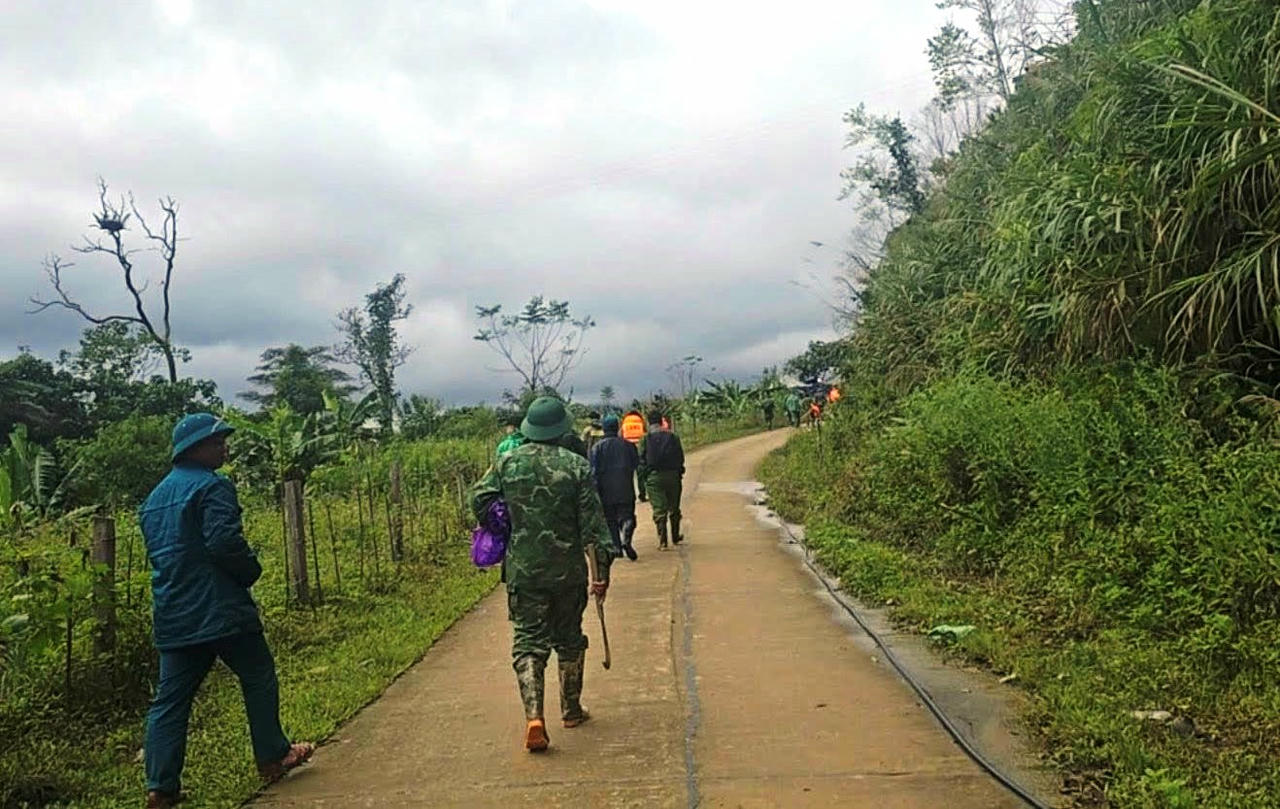 Hiện lực lượng chức năng đang túc trực theo dõi sát sao, đánh giá lại mức độ an toàn của khu vực, tìm thời điểm phù hợp trở lại hiện trường tìm kiếm nạn nhân.&nbsp;