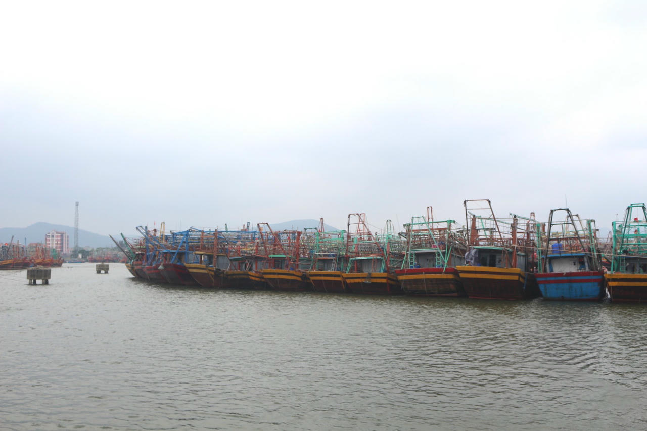 Tàu cá neo đậu tại âu thuyền Bắc Trạch chuẩn bị ra khơi khai thác mùa vụ mới.