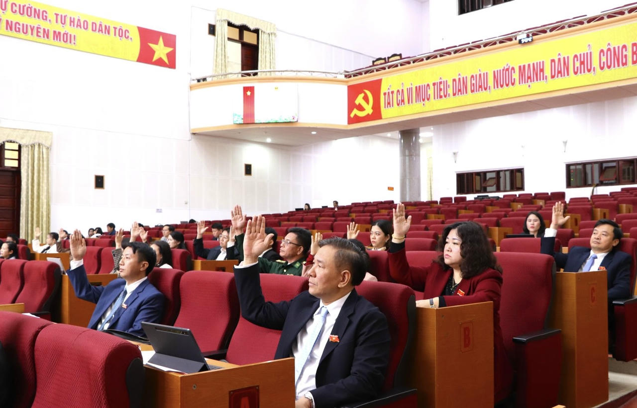 Đại biểu biểu quyết miễn nhiệm chức Chủ tịch UBND tỉnh Lai Châu nhiệm kỳ 2021 - 2026 đối với ông Lê Văn Lương.