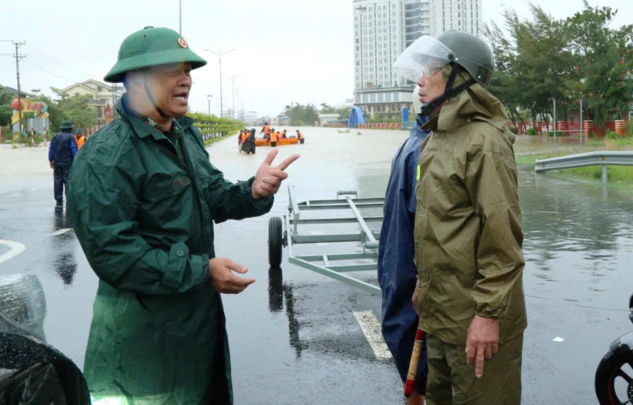 Thiếu tướng Trần Thanh Hải - Phó Tư lệnh Quân khu 5 chỉ đạo, triển khai công tác ứng phó với ngập lụt&nbsp;tại phường Tuy Hòa (tỉnh Đắk Lắk).