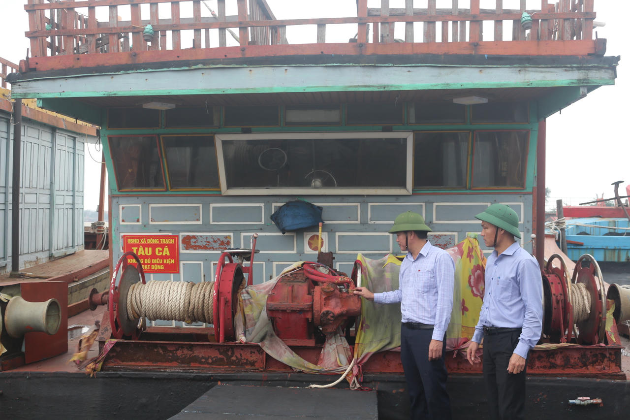 Niêm phong, quản lý chặt toàn bộ số tàu cá không đủ điều kiện xuất bến trái quy định.