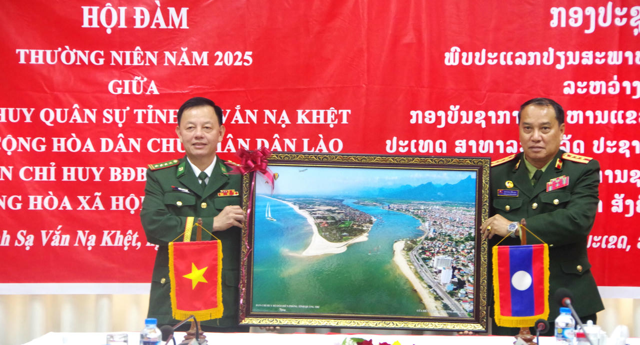 Đại tá Trần Xuân Lạn, Phó Chỉ huy trưởng Ban chỉ huy BĐBP tỉnh Quảng Trị trao quà lưu niệm tặng Đại tá Súc Sạ Món Sỉ Phăn Đòn, Chỉ huy trưởng Bộ Chỉ huy Quân sự tỉnh Savannakhet.