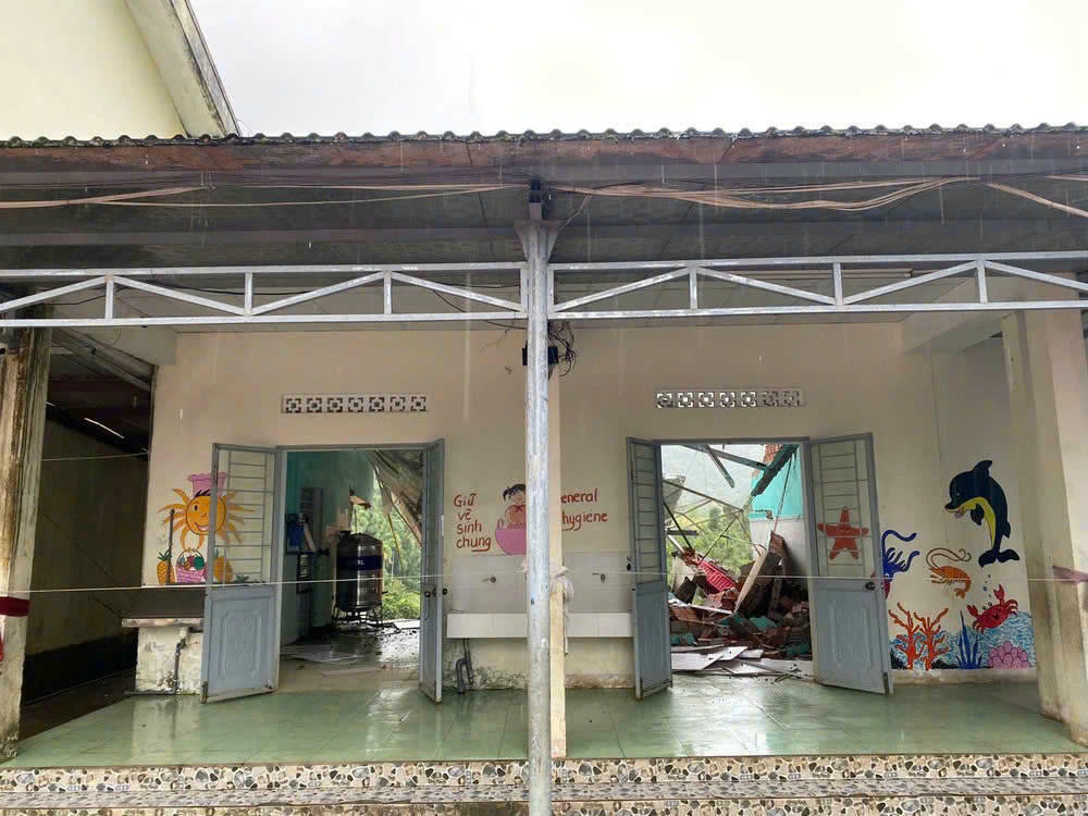 Một số phòng học bị hư hỏng nặng do sạt lở.