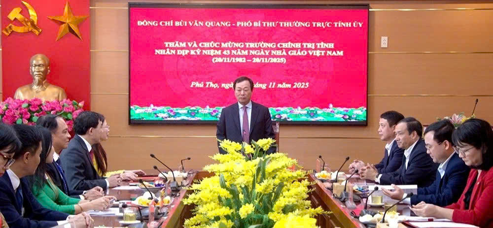 Phó Bí thư Thường trực Tỉnh ủy Bùi Văn Quang ghi nhận, biểu dương tinh thần trách nhiệm, sự nỗ lực, những đóng góp quan trọng của tập thể lãnh đạo, cán bộ, giáo viên Trường Chính trị tỉnh.