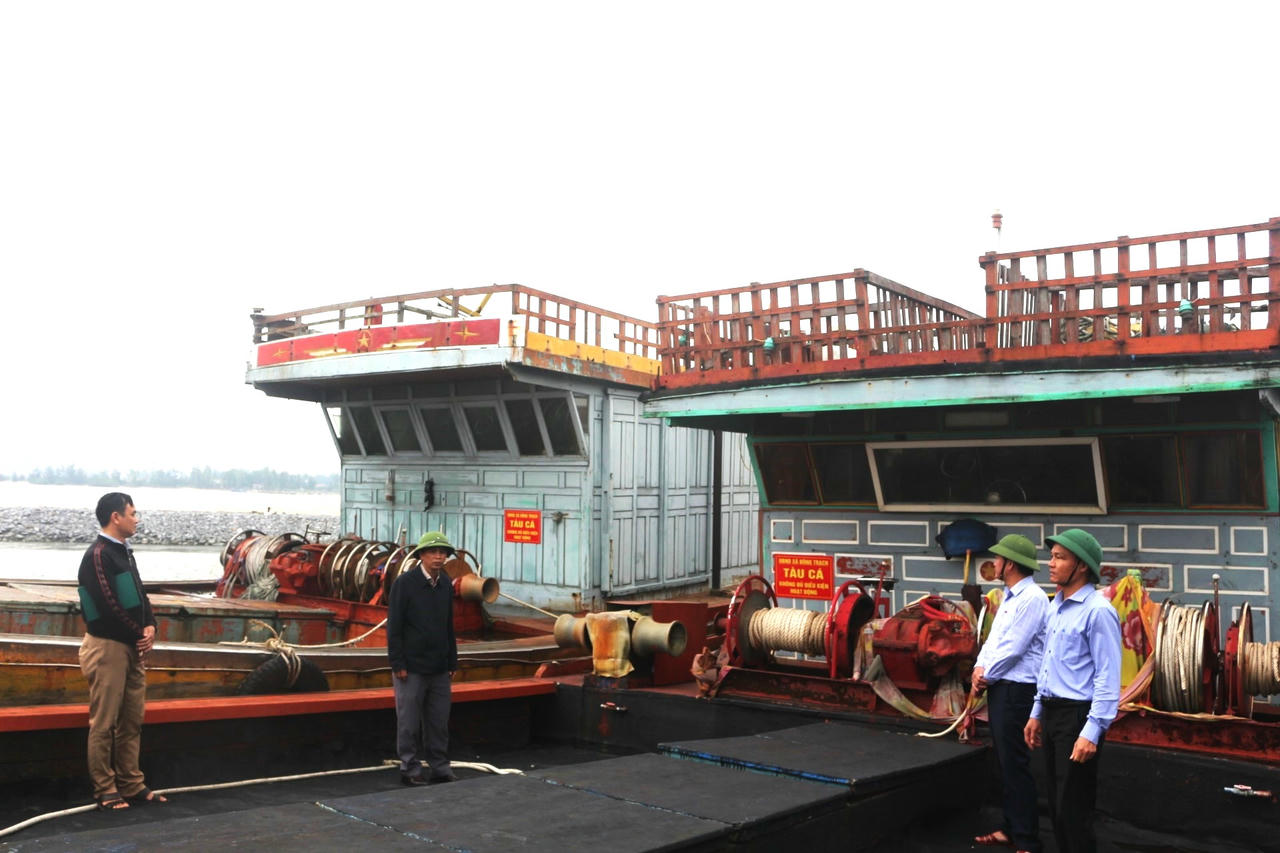 Lực lượng chức năng rà soát từng con tàu và hồ sơ pháp lý, bảo đảm không còn phương tiện vi phạm có nguy cơ ảnh hưởng đến kết quả chống khai thác IUU.