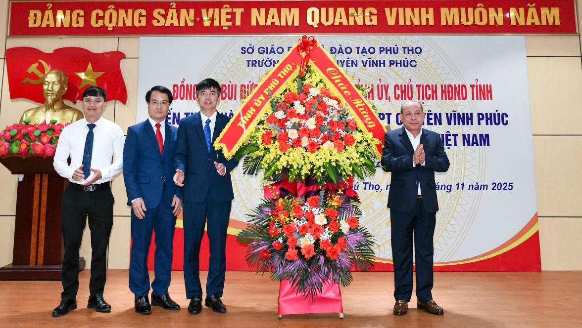 Ông Bùi Đức Hinh - Phó Bí thư Tỉnh ủy, Chủ tịch HĐND tỉnh, Chủ tịch Ủy ban MTTQ tỉnh đến thăm, chúc mừng tập thể thầy giáo, cô giáo Trường THPT Chuyên Vĩnh Phúc.
