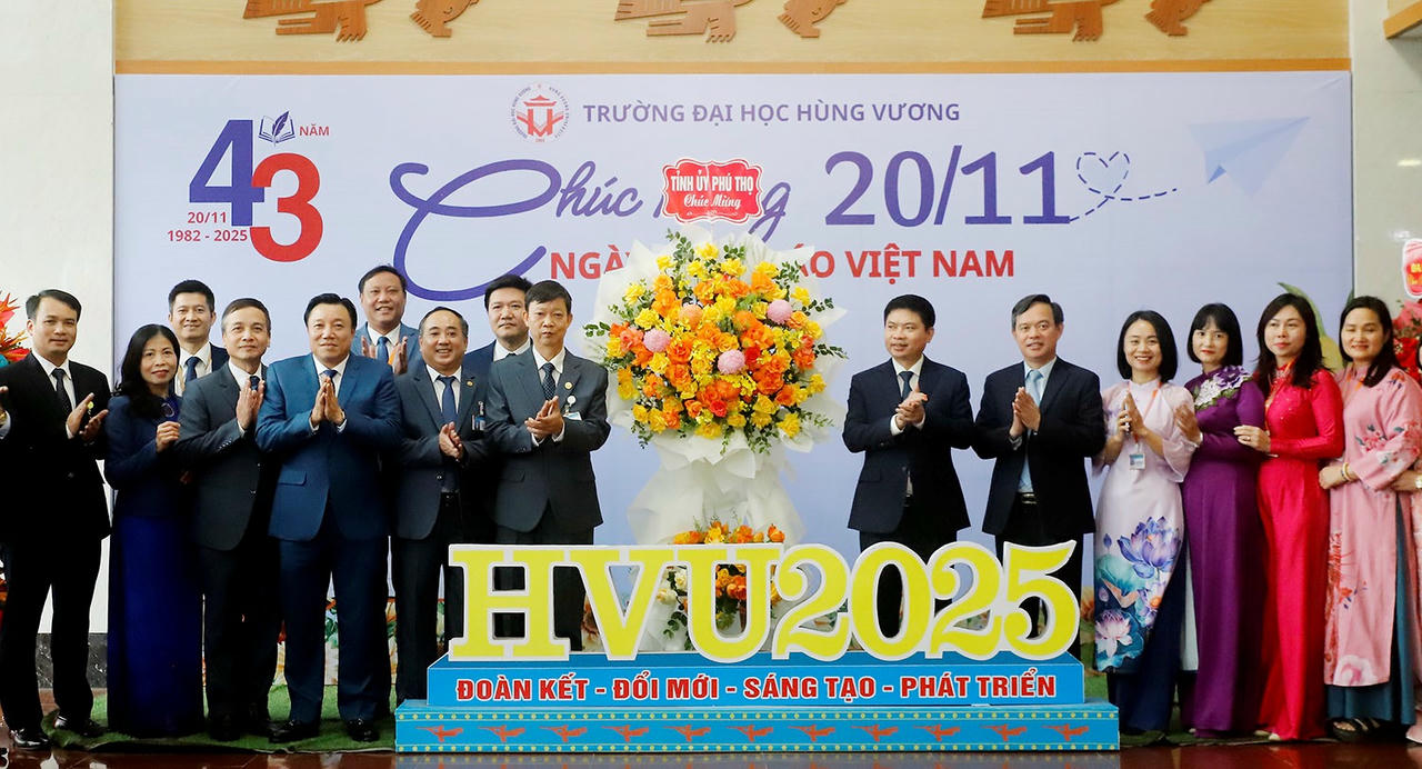 Bí thư tỉnh uỷ Phú Thọ Trương Quốc Huy cùng đoàn đến thăm, tặng hoa chúc mừng Trường Đại Học Hùng Vương