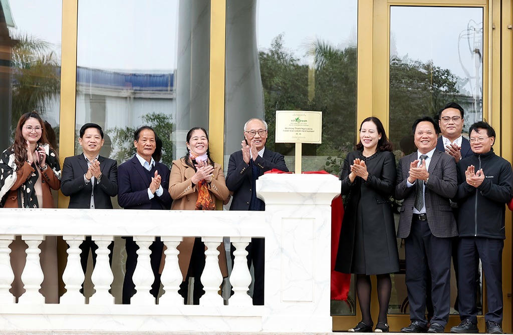 Gắn biển đồng "Du lịch xanh VITA GREEN" cho Nhà hàng Thanh Nga Luxury - Ninh Bình. (Ảnh: Minh Đường)