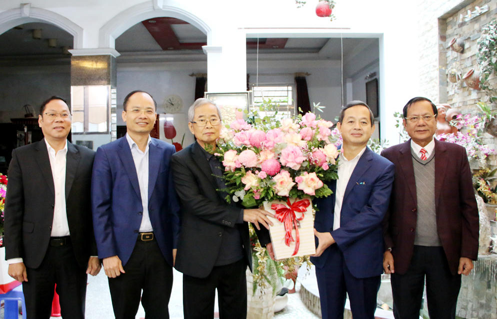 Chủ tịch UBND tỉnh Phạm Hoàng Sơn cùng các lãnh đạo tỉnh tặng hoa chúc mừng Nhà giáo Nhân dân Nguyễn Đức Hiền.