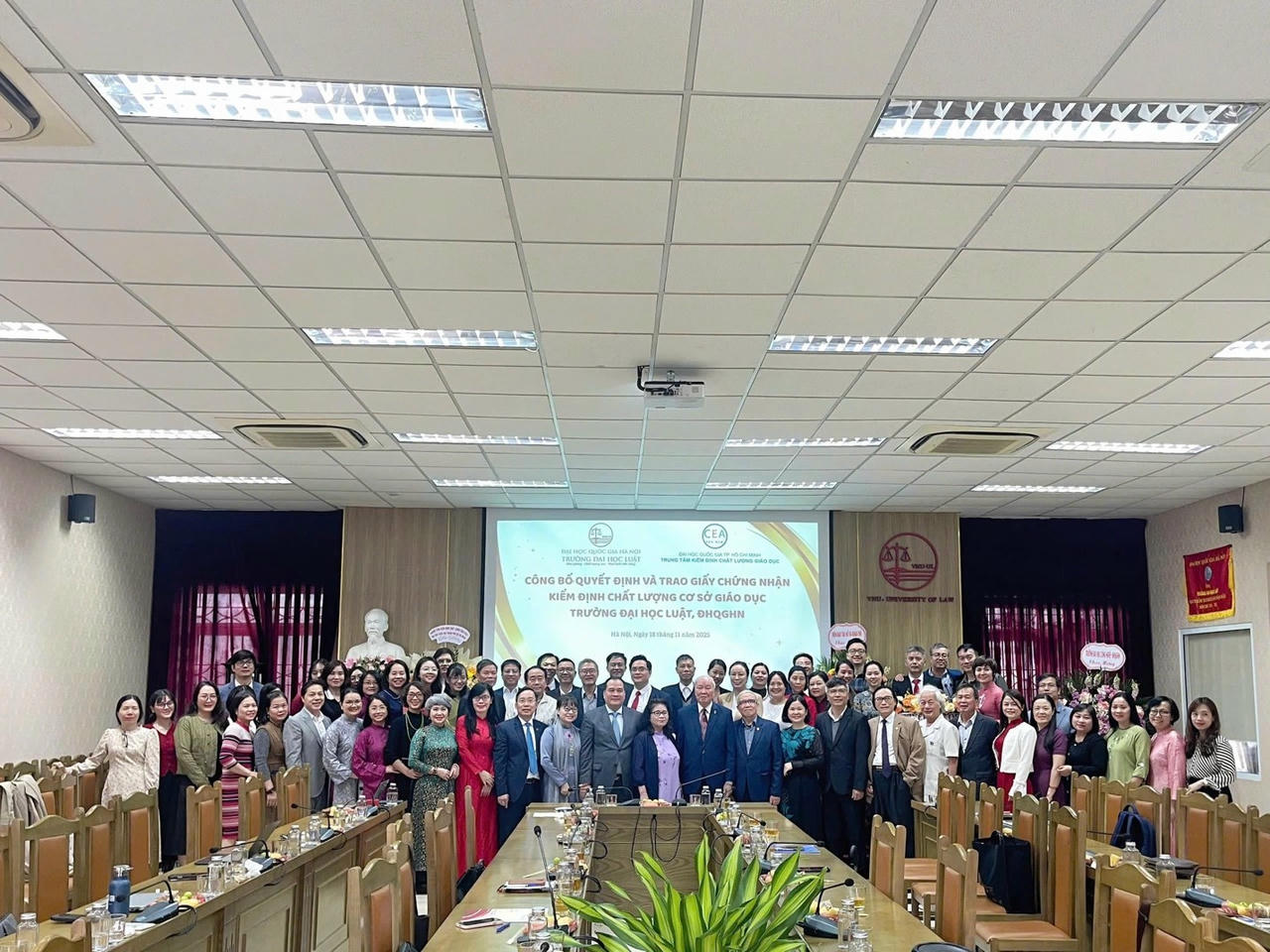 Khách mời và các thầy, cô cùng chụp hình lưu niệm tại buổi lễ