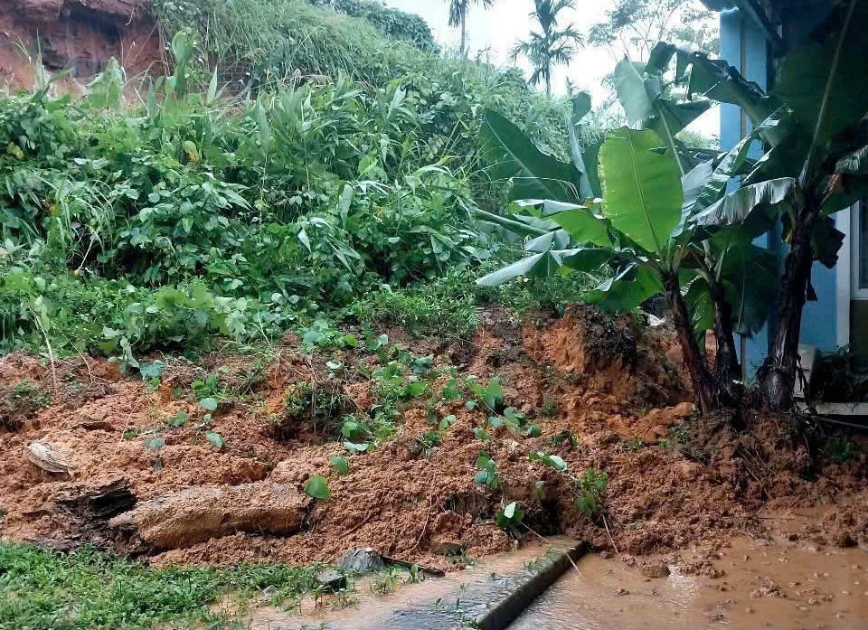 Sạt lở đồi phía sau khuôn viên Trường phổ thông Dân tộc bán trú tiểu học và THCS Sơn Long.
