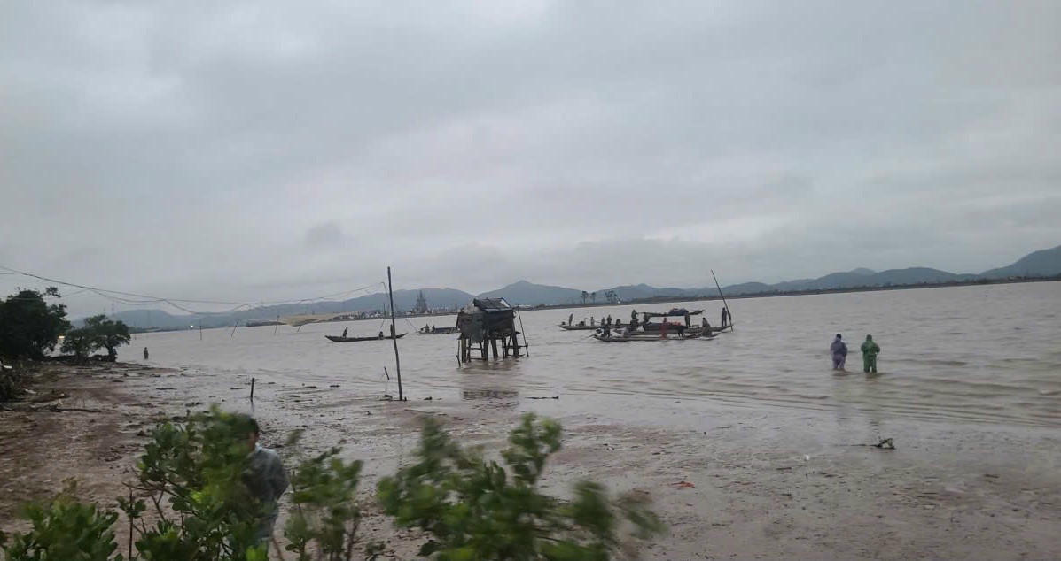 Lực lượng chức năng và người dân tổ chức tìm kiếm nạn nhân mất tích trên sông Gianh chiều 19/11.