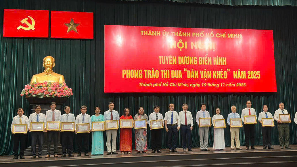 Các cá nhân, tổ chức được Thành uỷ TP Hồ Chí Minh tuyên dương Dân vận khéo.&nbsp;