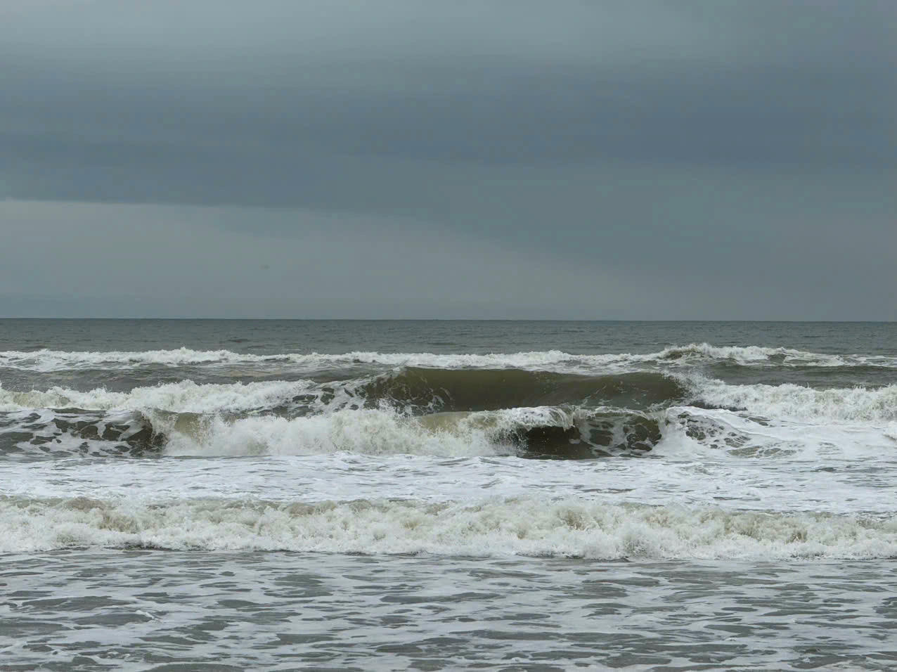 Khu vực biển Mỹ Khê sóng đánh dữ dỗi.