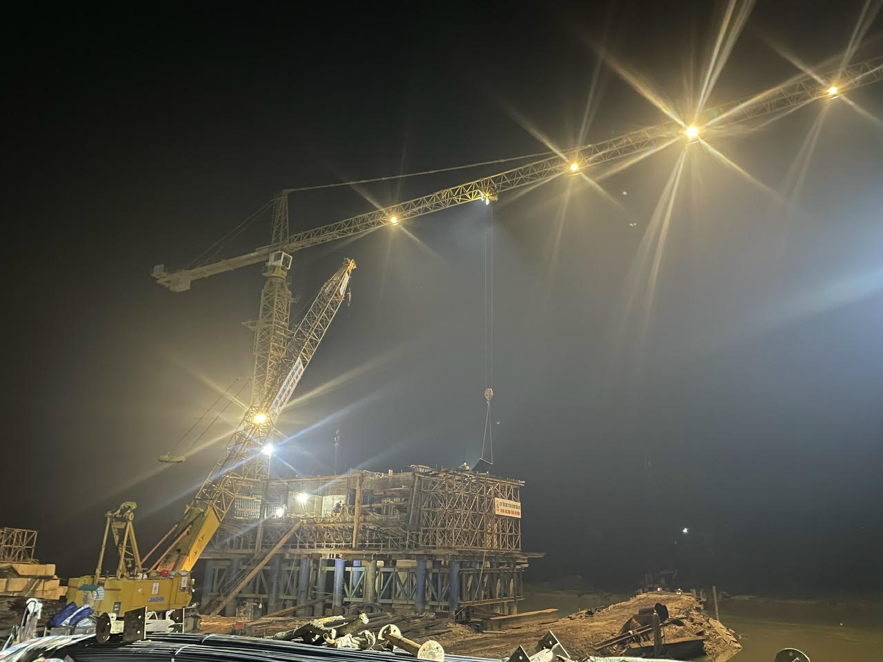 Dự án Cầu Quang Vinh 1 và 2 đang nỗ lực vượt qua các rào cản GPMB và thách thức thời tiết, hướng tới mục tiêu hoàn thành tuyến giao thông huyết mạch. (Ảnh: Lê Hanh)