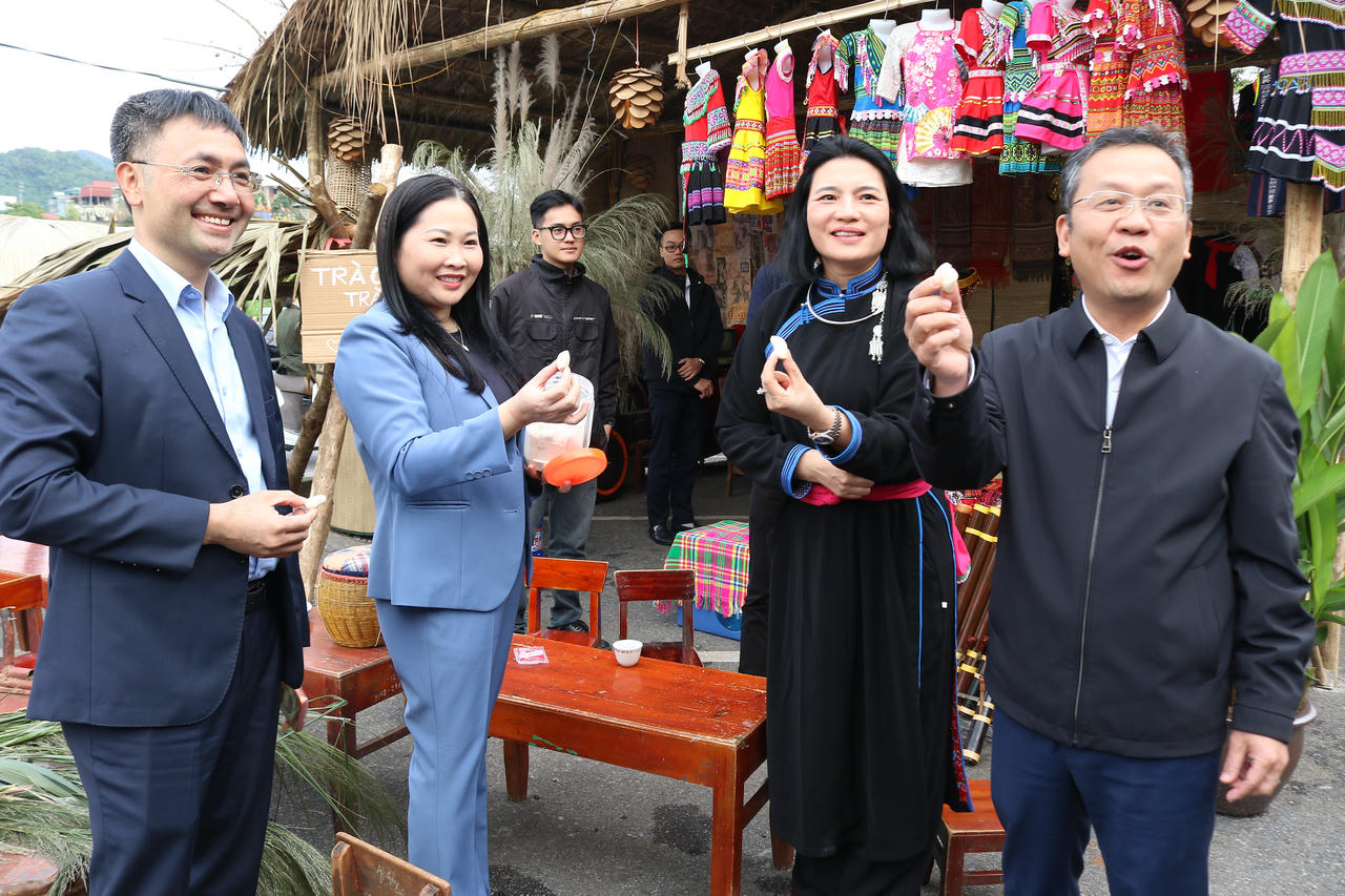 Các đại biểu tham quan các gian hàng.