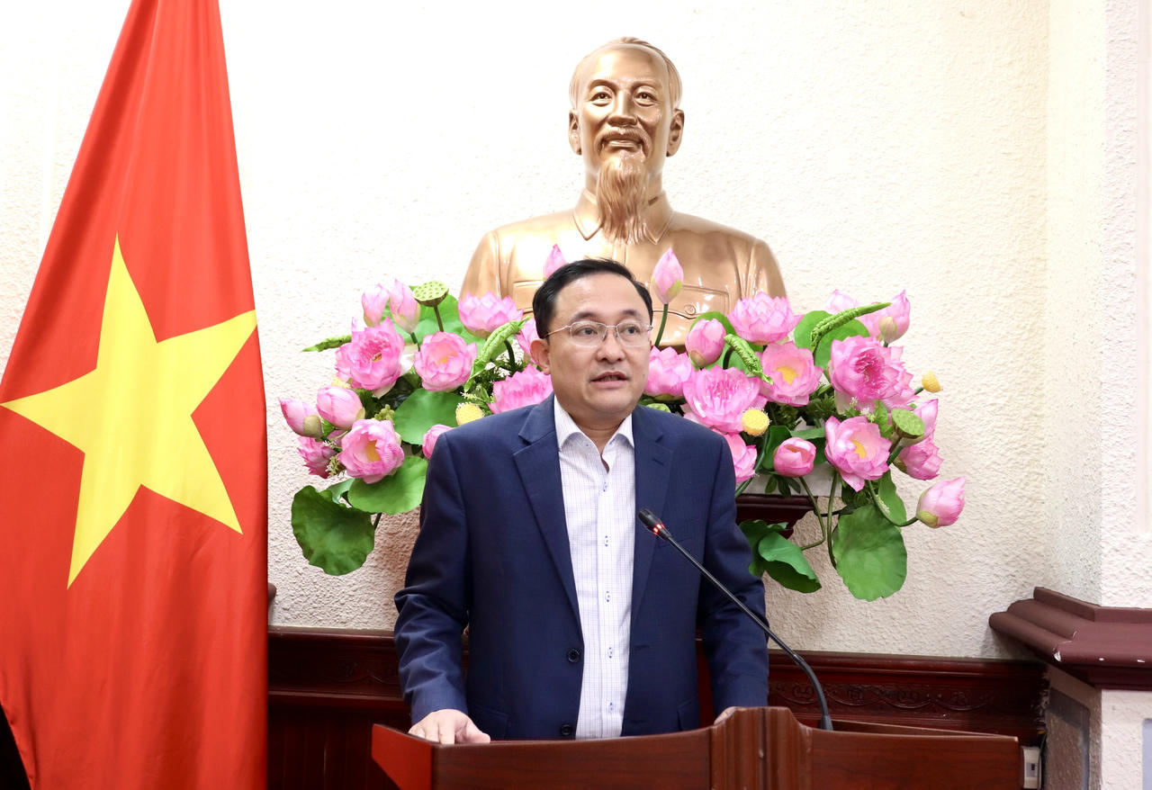 Phó Cục trưởng Cục PBGDPL và Trợ giúp pháp lý Phan Hồng Nguyên phát biểu tại Hội nghị.