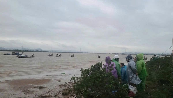 Lật thuyền đánh cá trên sông Gianh, vợ bơi vào bờ, chồng mất tích