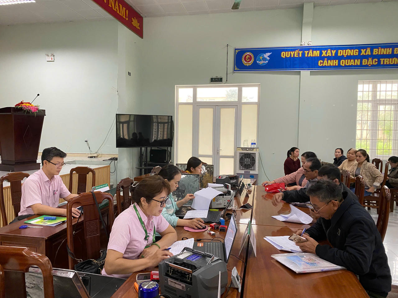 Phiên giao dịch hàng tháng tại xã Bình Điền của PGD NHCSXH Hương Trà.