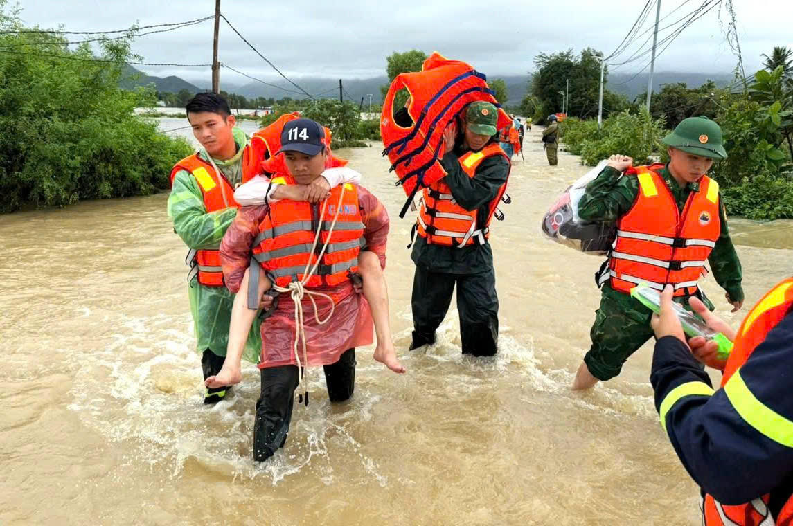 Biên phòng Khánh Hòa điều động mô tô nước tiếp cận vùng ngập sâu, cứu hộ người dân