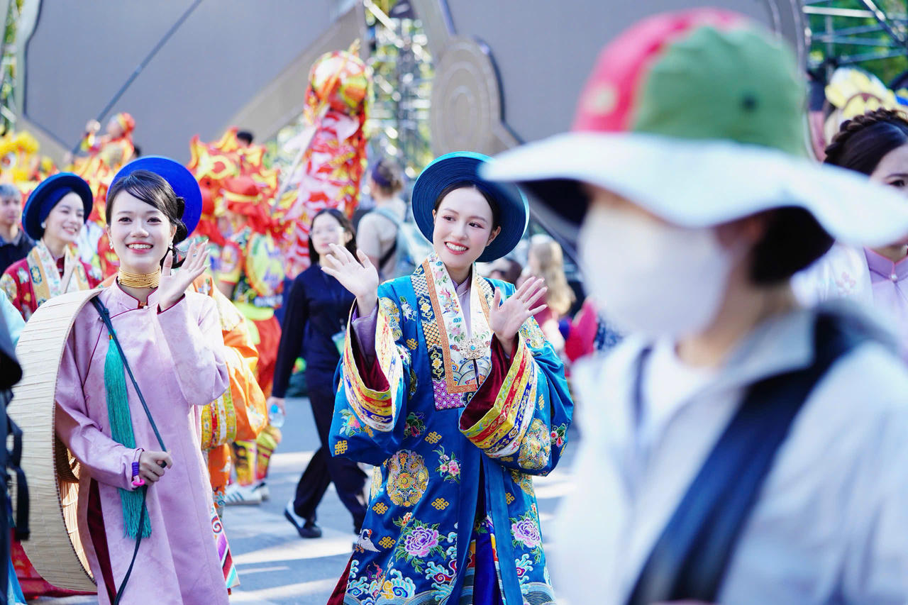 Rực rỡ cổ phục Việt tại Bách Hoa Bộ Hành 2025