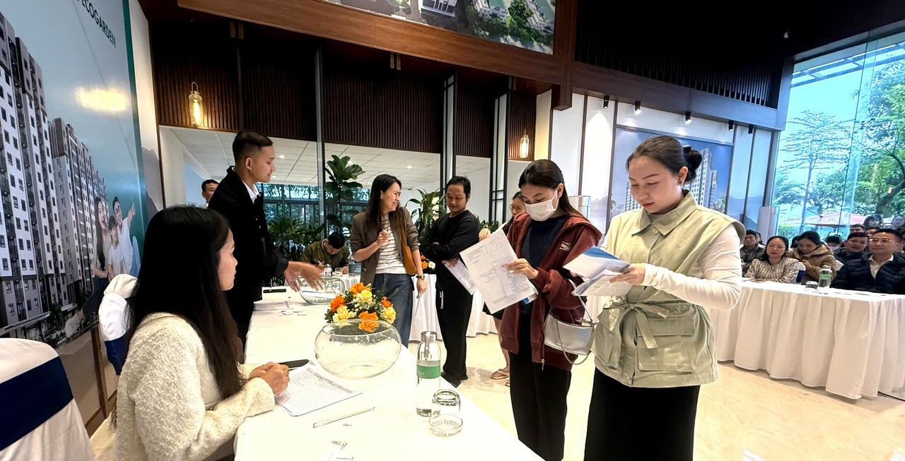 Hàng trăm khách hàng tham gia bốc thăm mua nhà ở xã hội tại Khu đô thị  Ecogarden