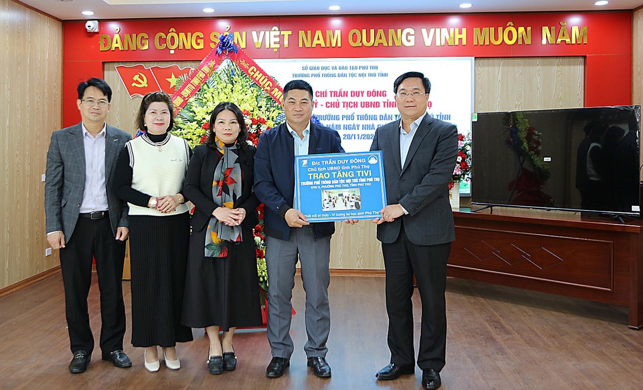 Chủ tịch UBND tỉnh Phú Thọ Trần Duy Đông tặng hoa chúc mừng&nbsp;Trường Phổ thông Dân tộc Nội trú tỉnh