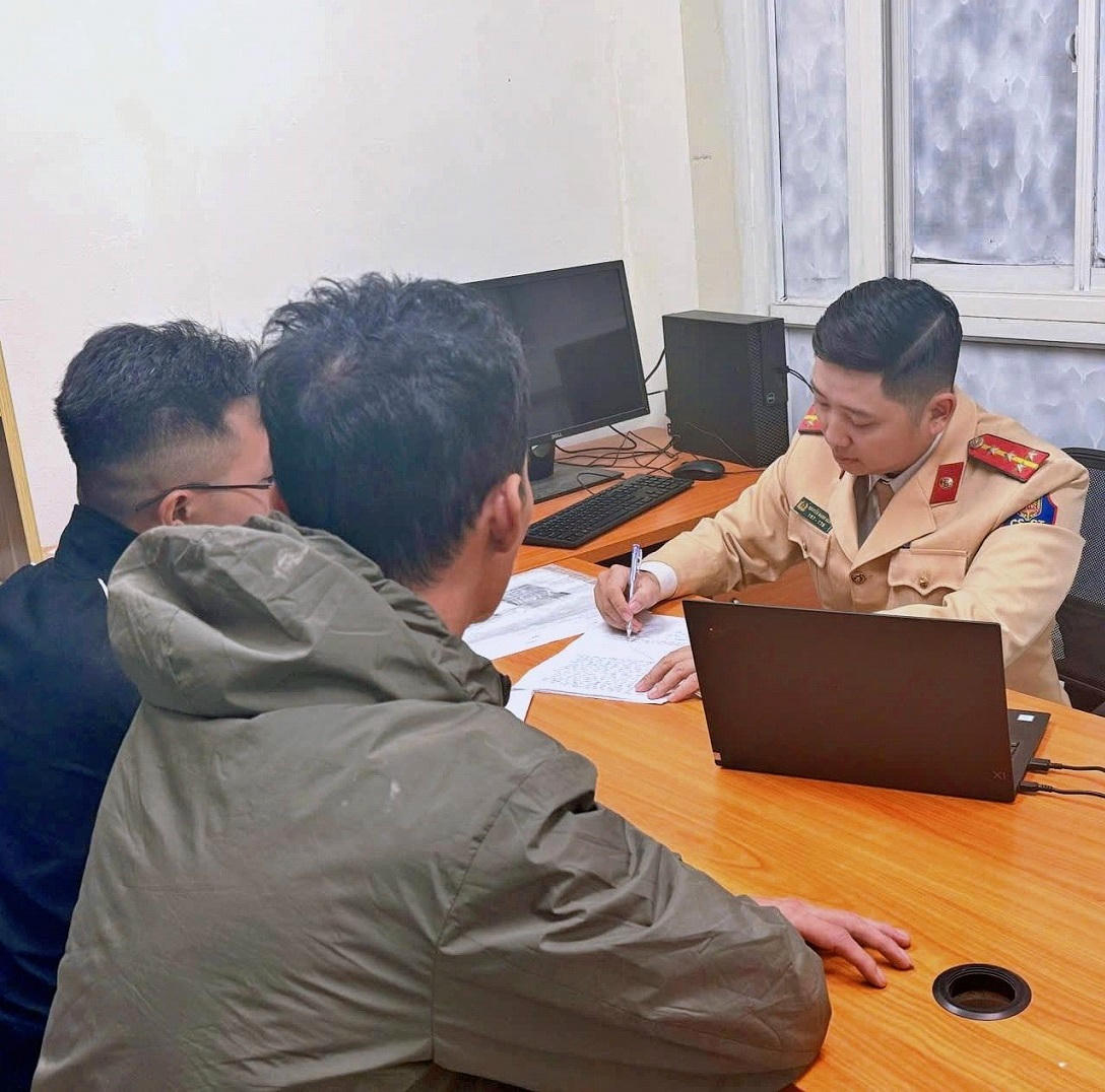 Phạt tài xế làm rơi vãi bùn đất trên phố Tôn Đức Thắng, Hà Nội