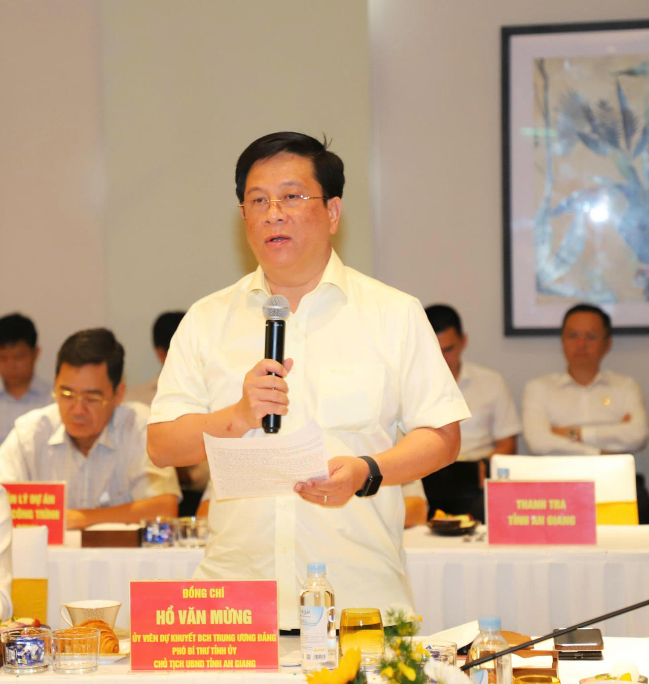 Chủ tịch UBND tỉnh An Giang Hồ Văn Mừng báo cáo tại buổi làm việc.