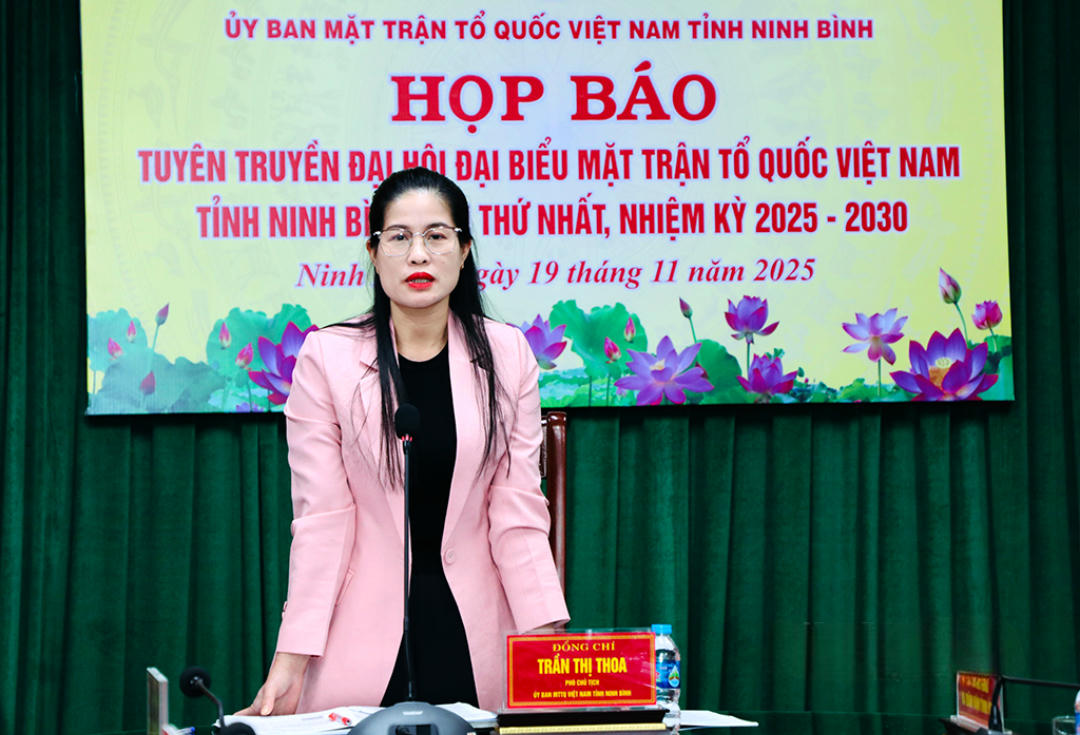 Bà&nbsp;Trần Thị Thoa - Phó Chủ tịch Ủy ban MTTQ Việt Nam tỉnh Ninh Bình phát biểu tại họp báo. (Ảnh: Hồng Giang)