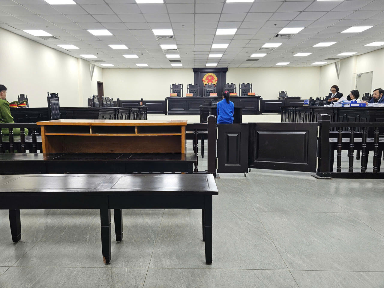 Phiên toà xét xử sơ thẩm lần 3 vụ án cựu Phó giám đốc ngân hàng Eximbank lừa đảo 2705 tỷ đồng, vắng mặt nhiều mắt xích và những người liên quan.