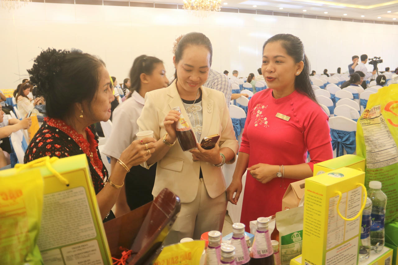 Đại biểu tham quan các gian hàng.