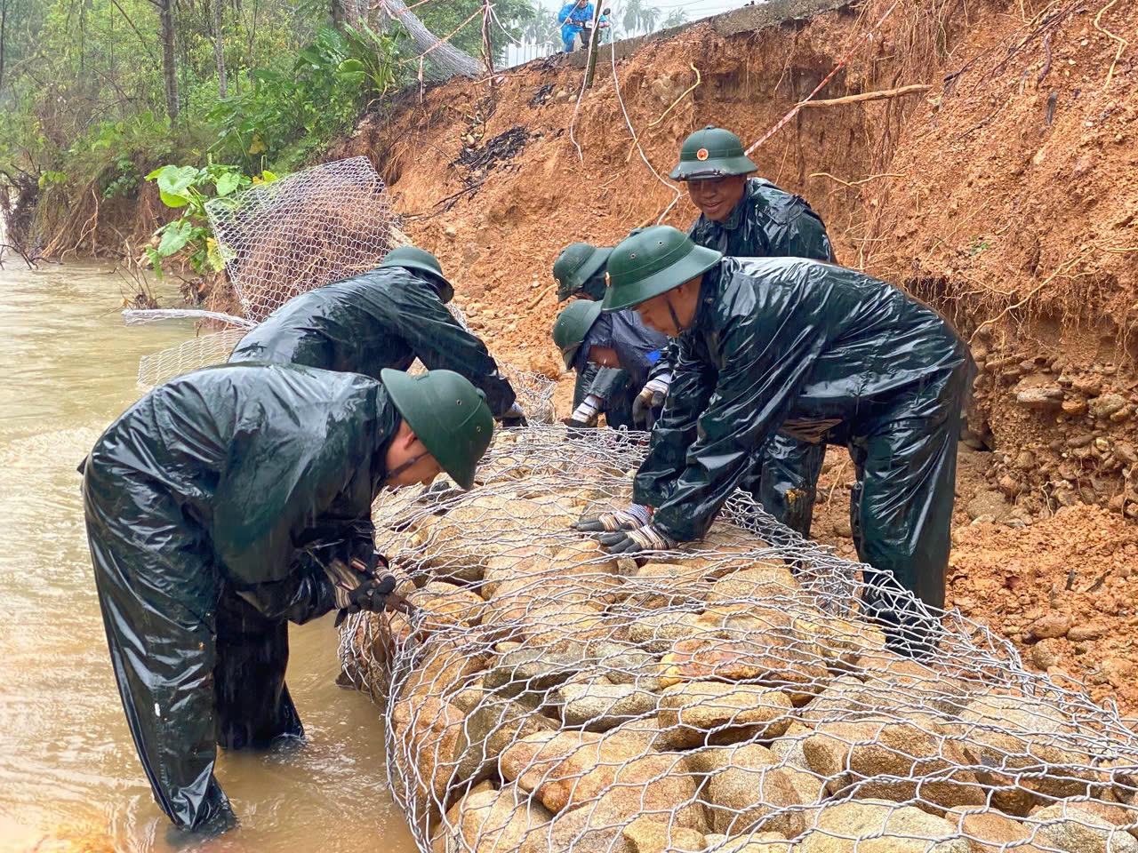 Khẩn trương khắc phục sạt lở tại xã Hưng Lộc (TP Huế)