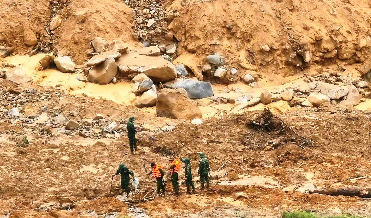 Sau tiếng nổ lớn, đất đá tiếp tục sạt trượt, buộc lực lượng tìm kiếm phải rút khỏi hiện trường để đảm bảo an toàn.&nbsp;