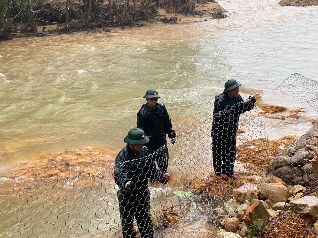 Khắc phục đoạn kè bị hư hỏng.