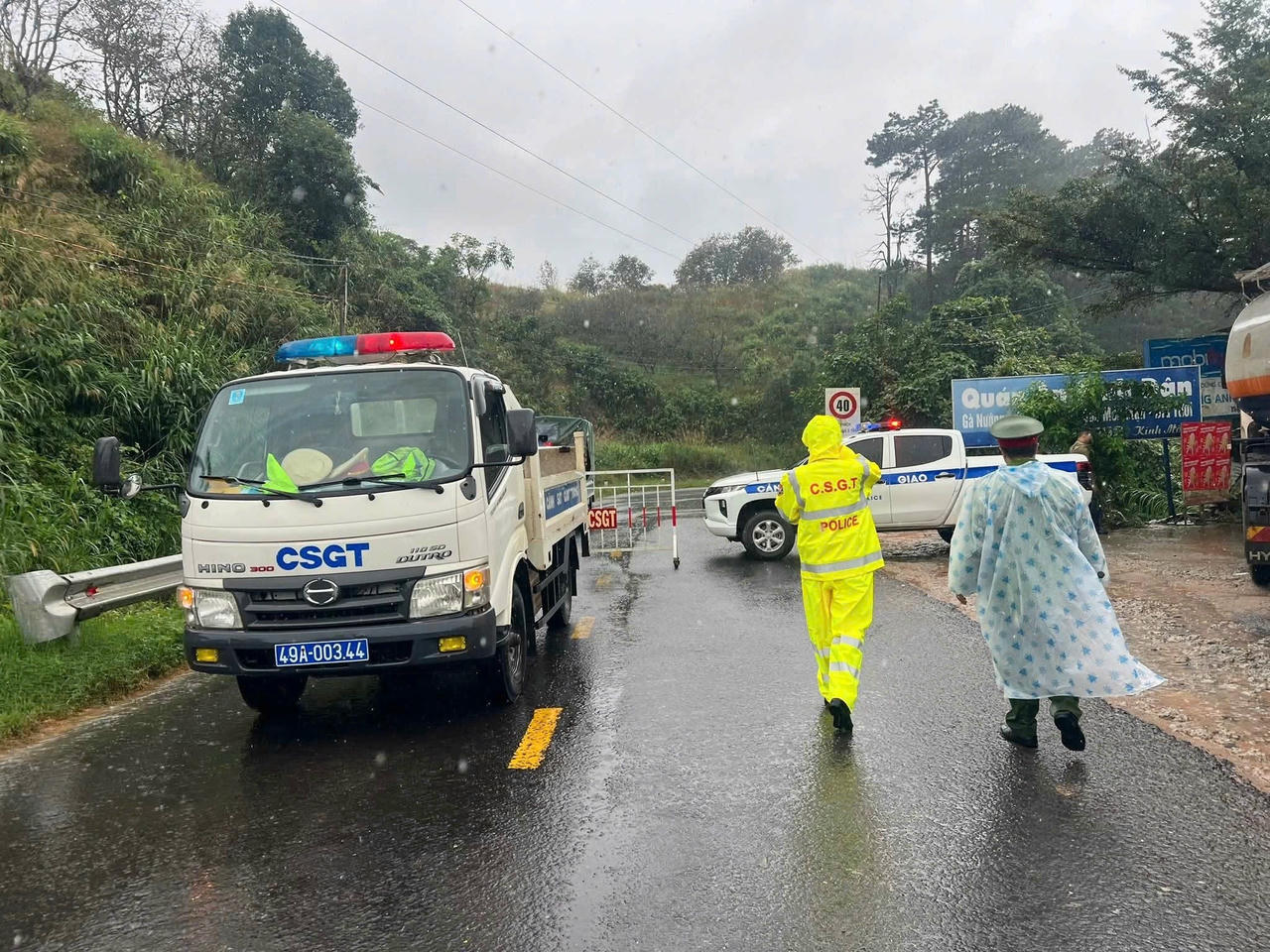 Từ trưa 19/11, người và phương tiện bị cấm di chuyển qua đèo Song Pha.