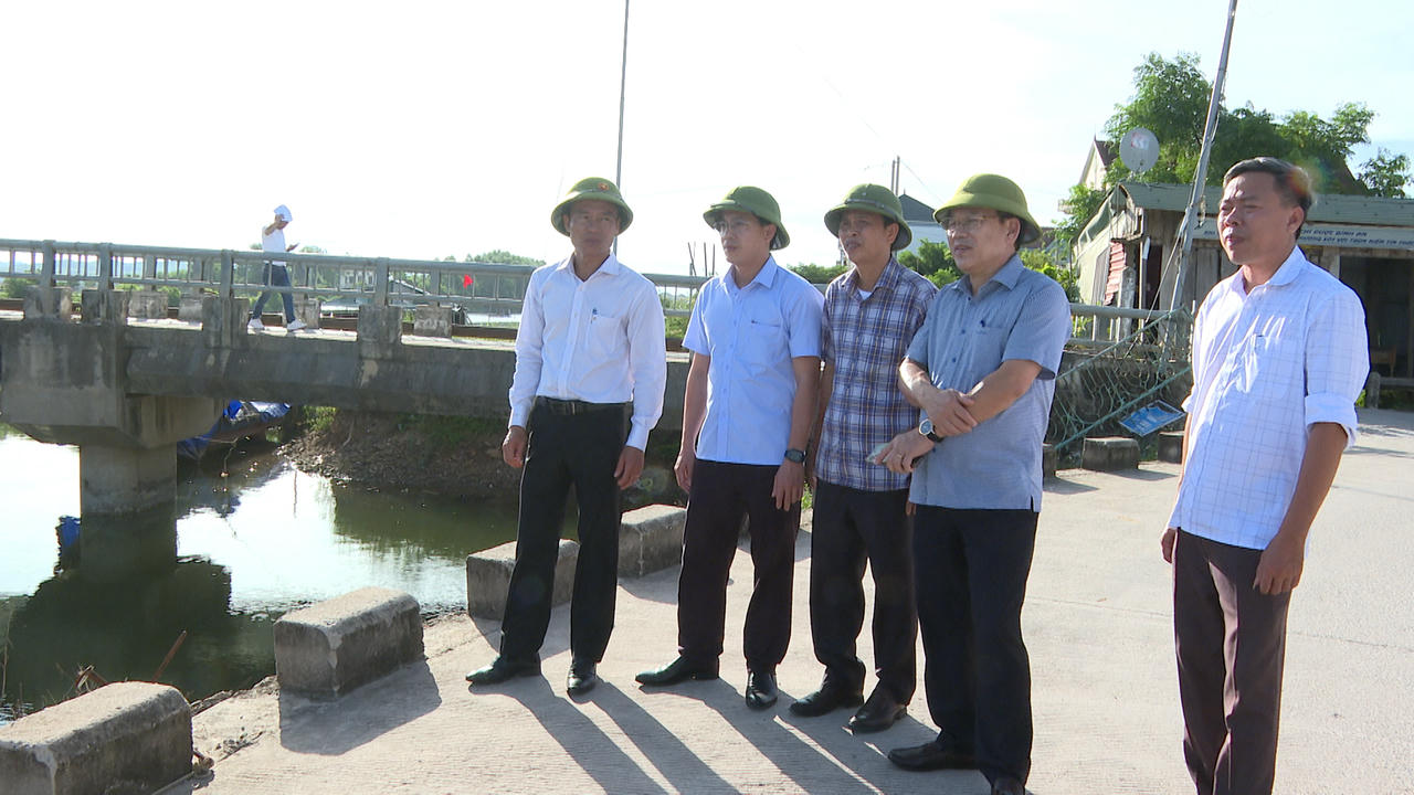 Lãnh đạo Sở Nông nghiệp và Môi trường tỉnh Quảng Trị kiểm tra khu neo đậu tàu thuyền tại xã Nam Gianh, hướng dẫn ngư dân hoàn thiện hồ sơ cho các tàu cá chưa đủ điều kiện hoạt động.