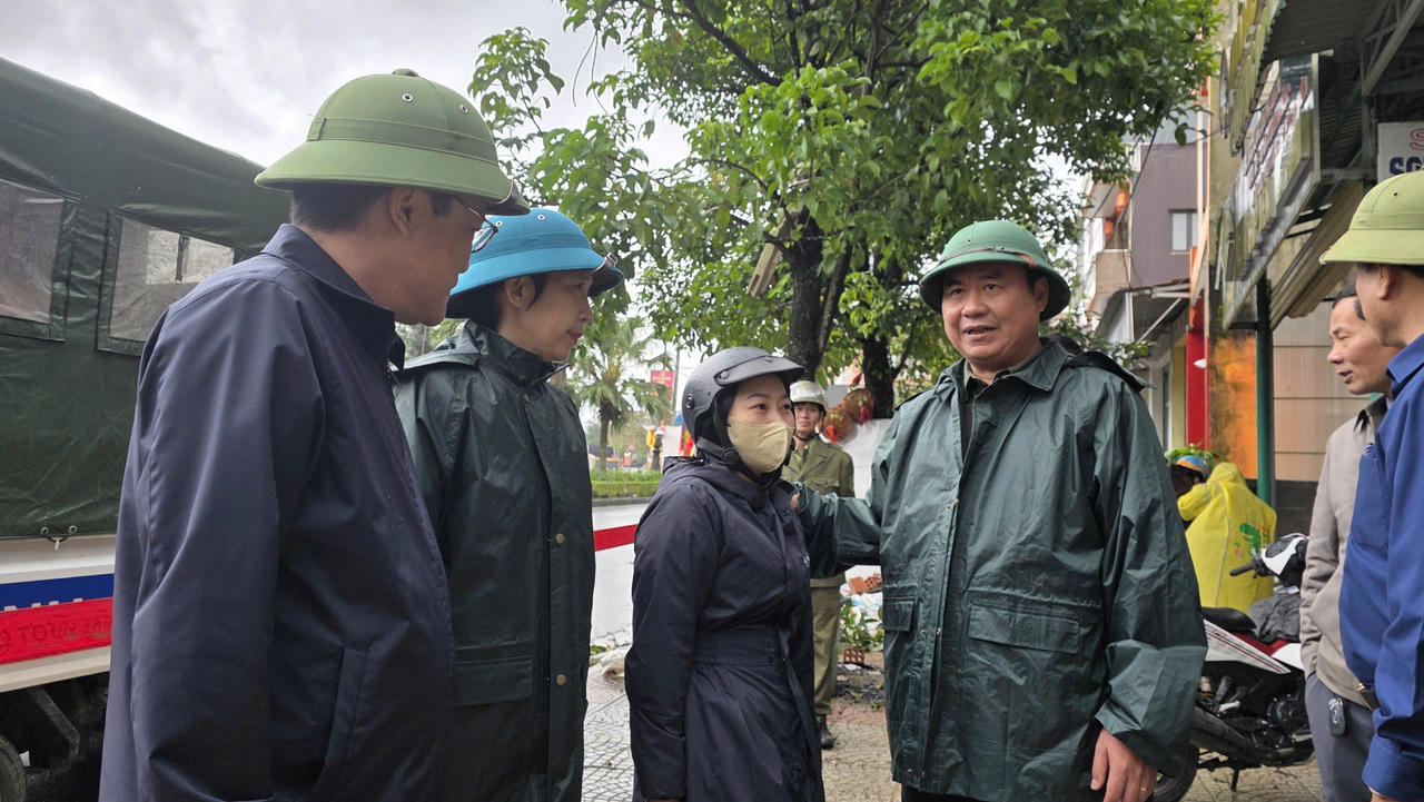Thứ trưởng Bộ Nông nghiệp và Môi trường Võ Văn Hưng kiểm tra công tác khắc phục hậu quả mưa lũ tại Quảng Trị