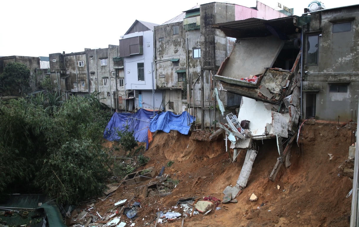 Hàng loạt điểm giao thông sạt lở, ngập sâu sau mưa lũ ở Quảng Trị