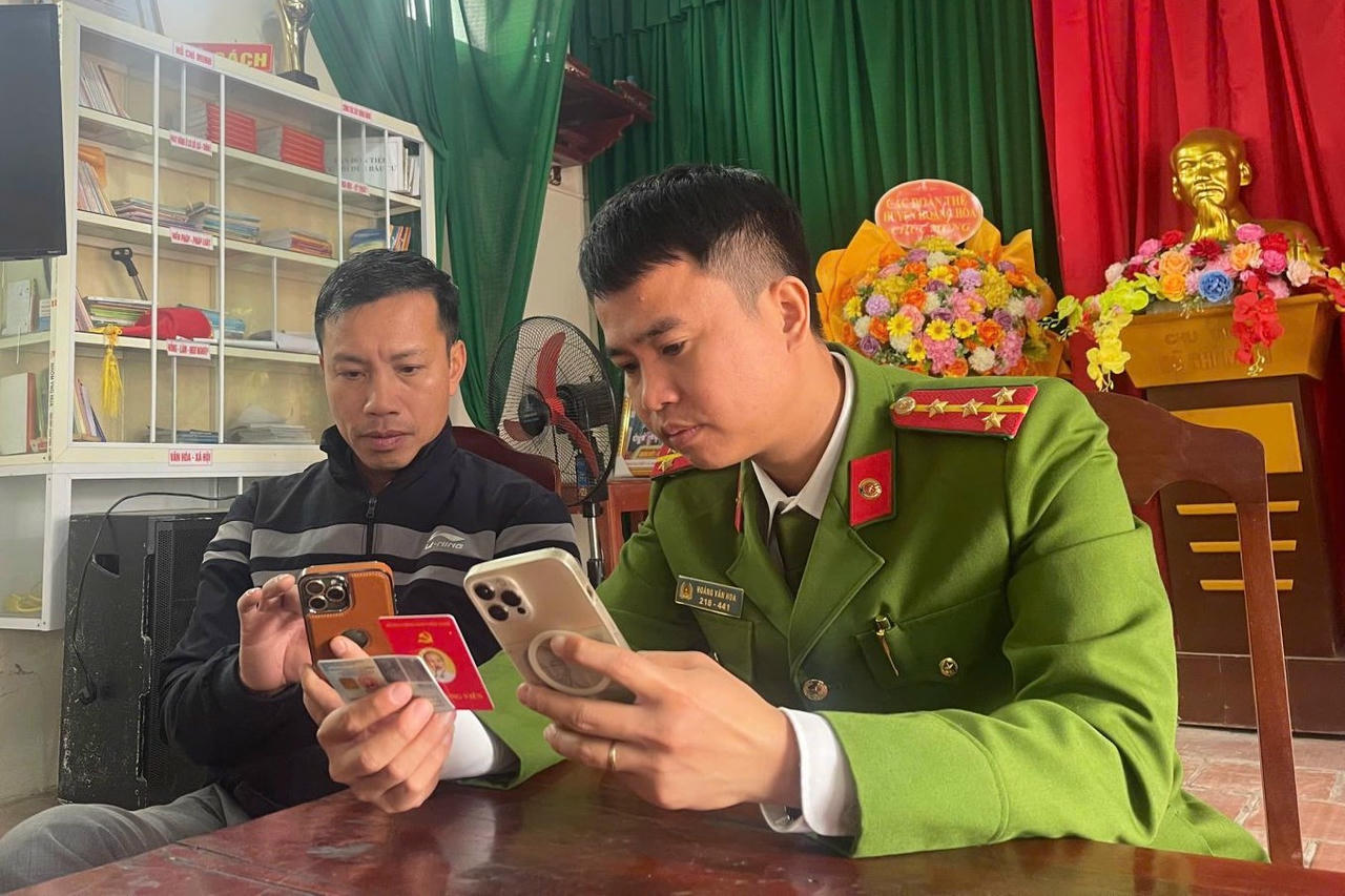 Lực lượng Công an cơ sở tại Thanh Hóa hỗ trợ sâu sát, giúp hàng trăm nghìn cán bộ, đảng viên và người dân dễ dàng gửi ý kiến đóng góp cho dự thảo Văn kiện Đại hội XIV của Đảng.