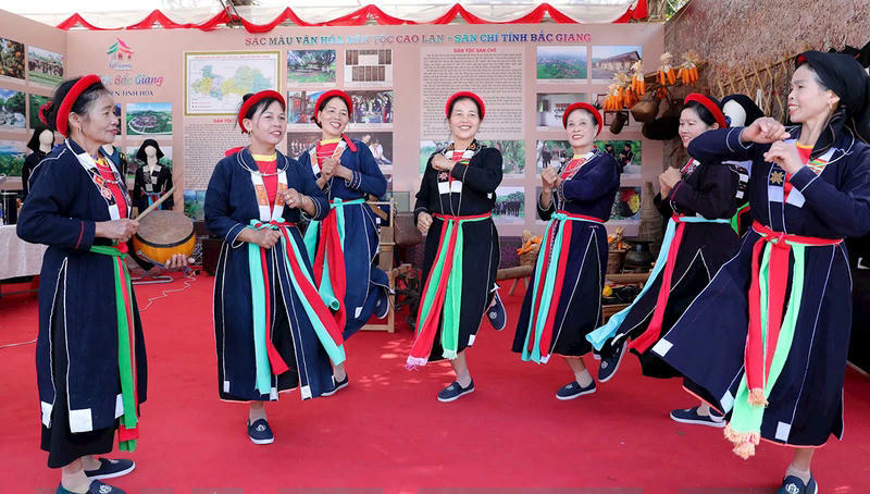 Người truyền dạy được hưởng thù lao 300.000 đồng/buổi tính theo số buổi thực tế.