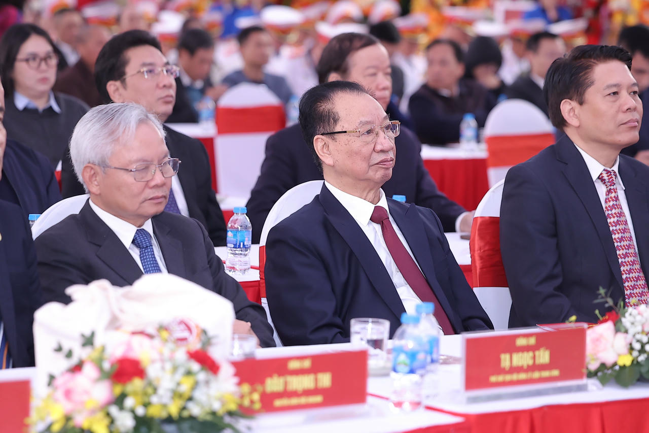 Đông đảo lãnh đạo các Ban, Bộ, ngành Trung ương và Hà Nội, các Trường đối tác và các thế hệ cán bộ, giảng viên, sinh viên nhà Trường đã dự buổi lễ.